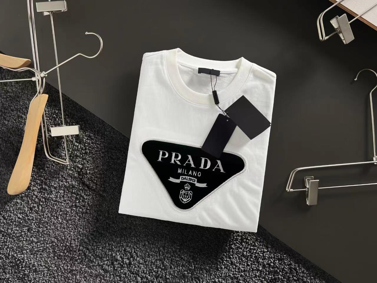 Triangular velvet logo patch cotton T-shirt