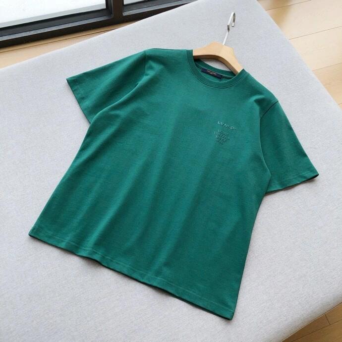 Versatile green basic T-shirt