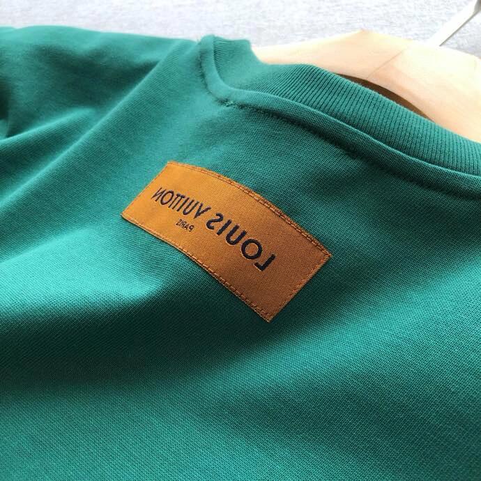 Versatile green basic T-shirt